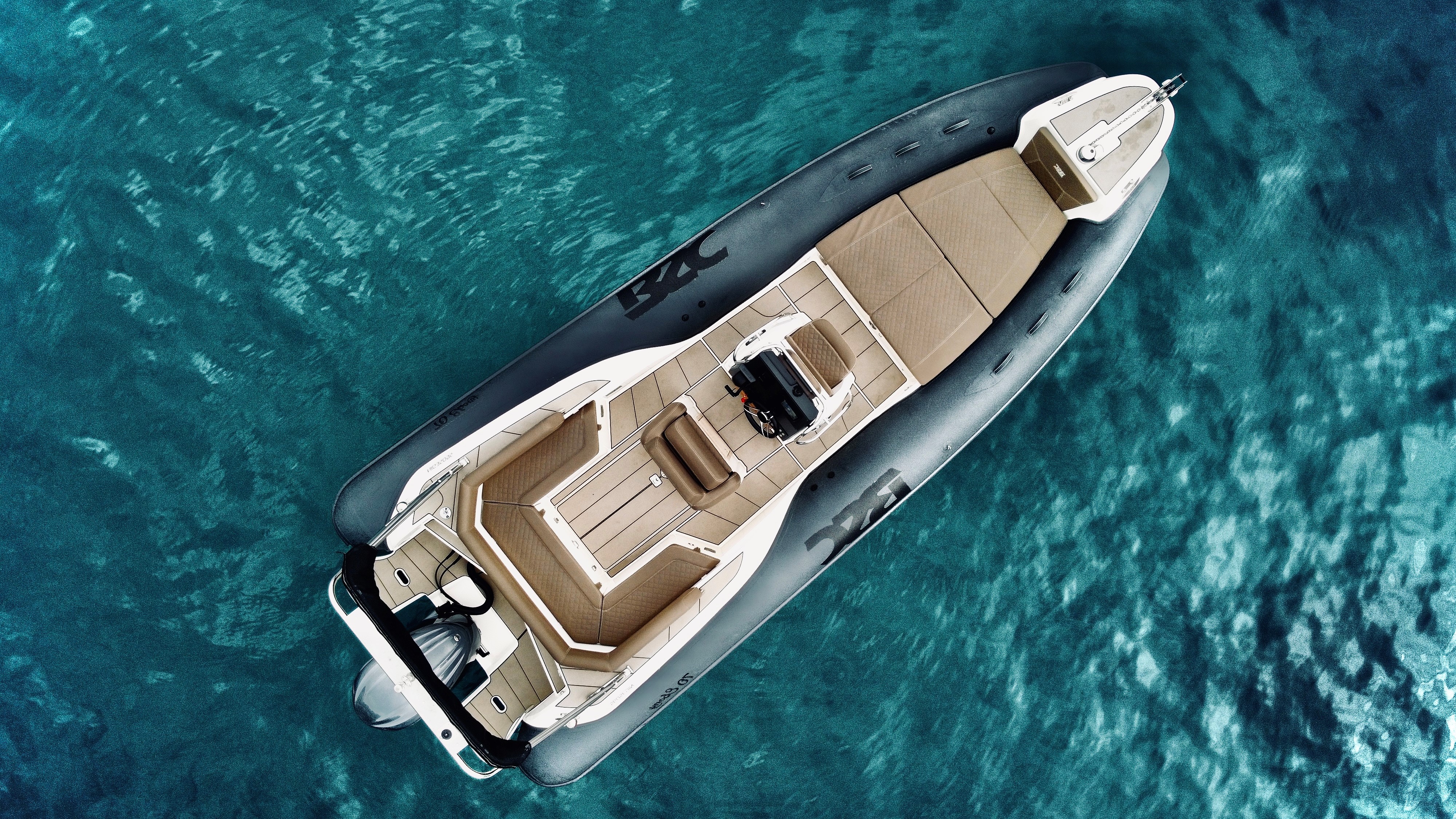 Semi-rigide 7 m 225 hp